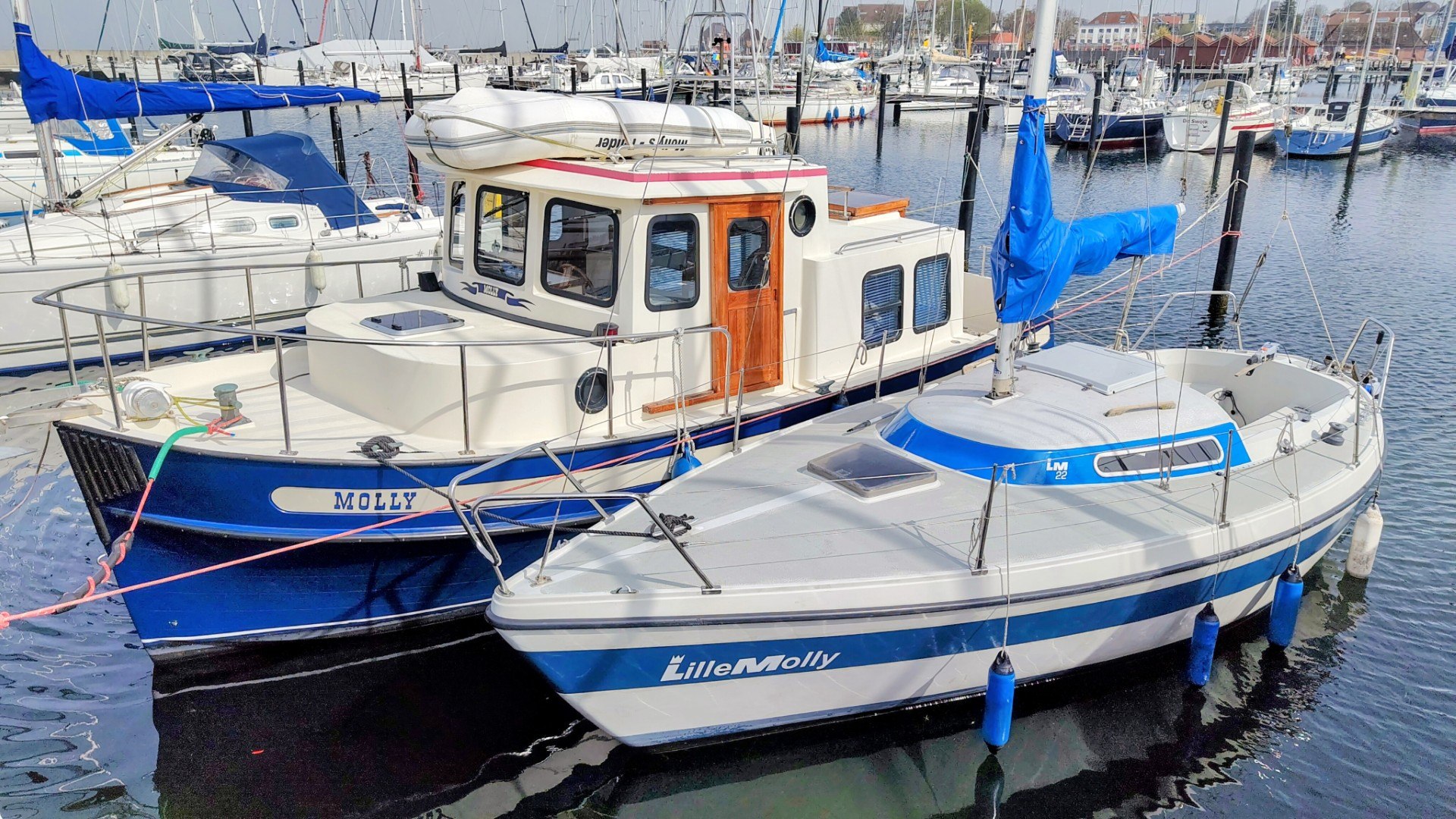 LilleMolly, unsere LM 22, neben dem Motorboot Molly
