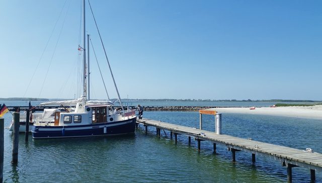 Segelboot am Steg an der Schlei