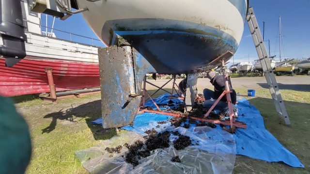 Arbeiten unter dem aufgebockten Segelboot