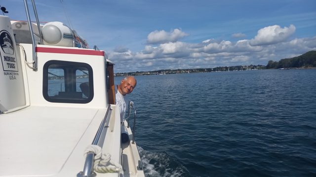 Blick entlang Mollys Deck auf das Wasser