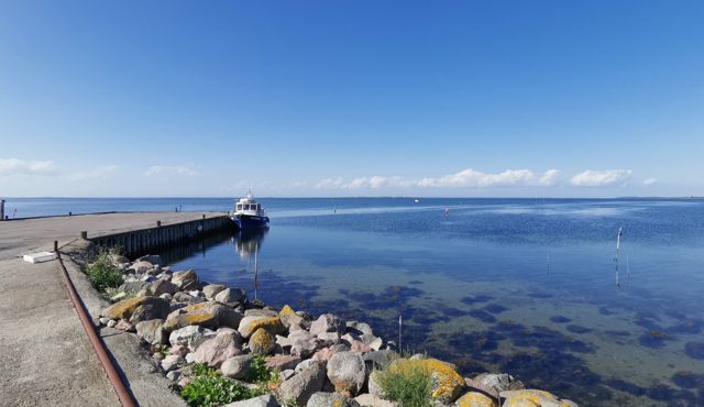 Eine kleine Hafenmole am Meer