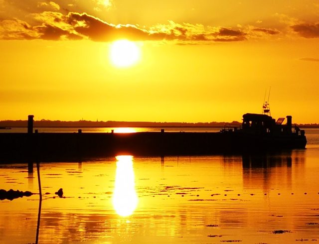 Goldener Sonnenuntergang im Hafen