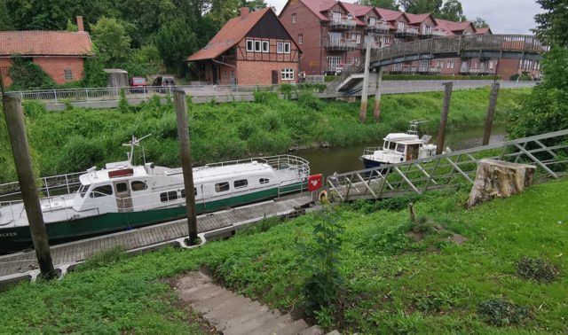 Boote an einem grünen Ufer