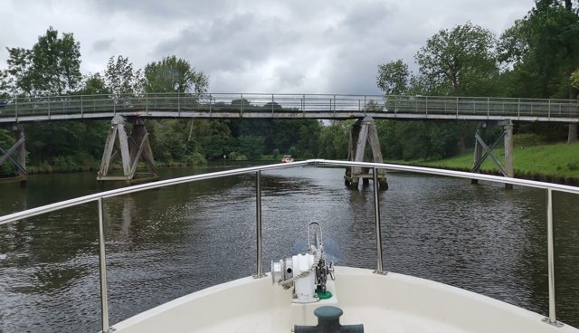 Blick über den Bug auf den Wasserweg