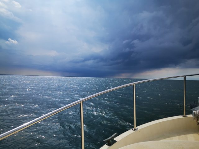Wolkenhimmel über dem Wasser vor Mollys Bug